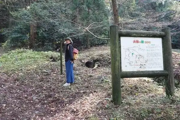 Photo 3. Follow the pointer behind the signboard to start the walk.