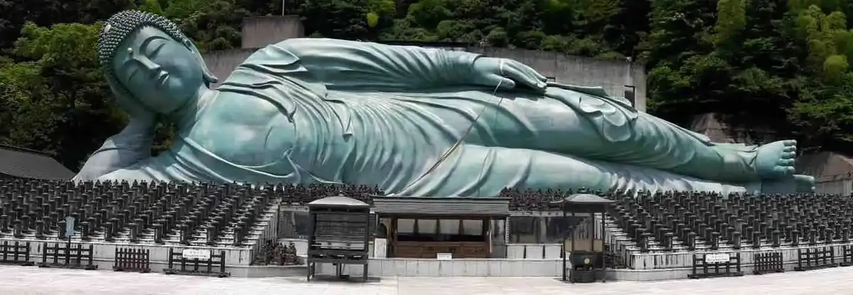 Huge bronze Buddha: photo thanks to Moo