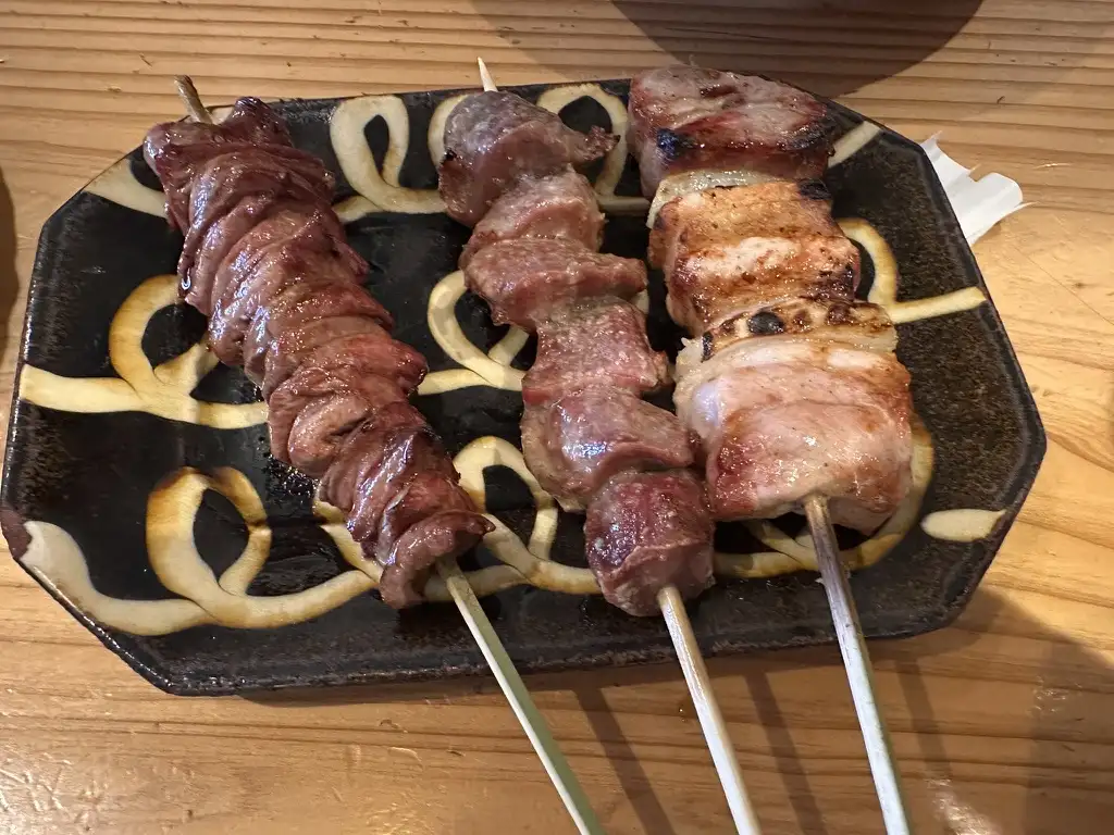 A stroll through a historic castle town, a flower-arranging session with a light multi-course lunch, a visit to a traditional sake brewery, and a relaxed grilled-chicken dinner.