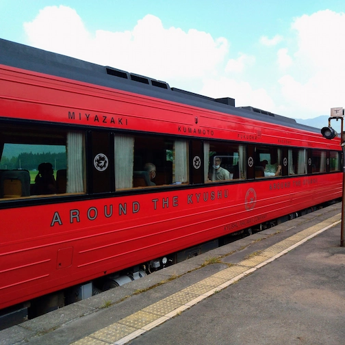 Limited express train stopped at Akamizu Station